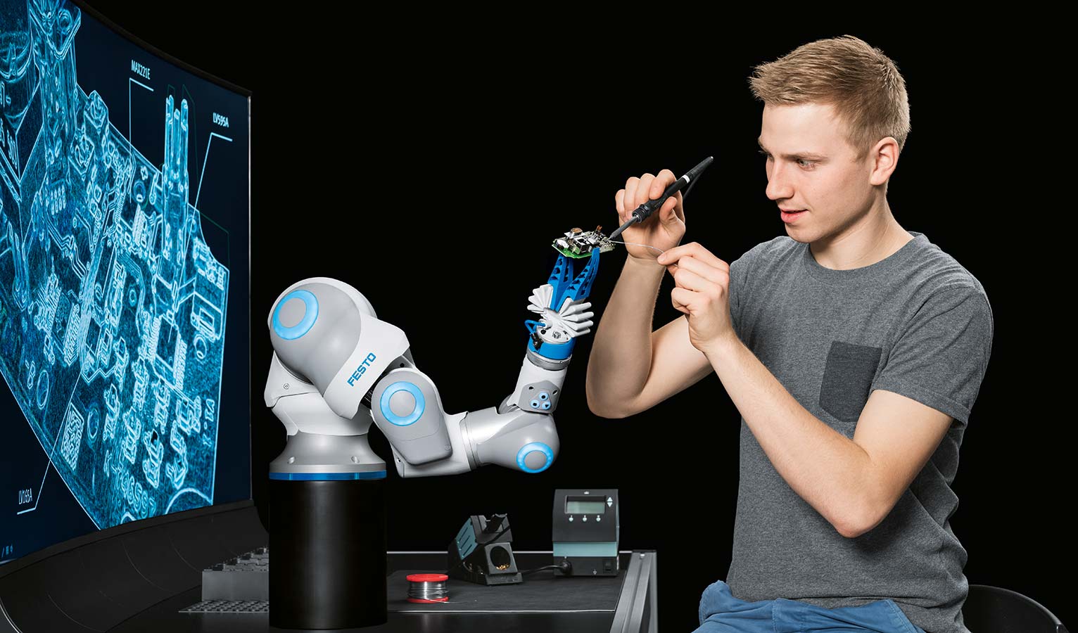 BionicCobot的典型应用:在焊接中抓持工件