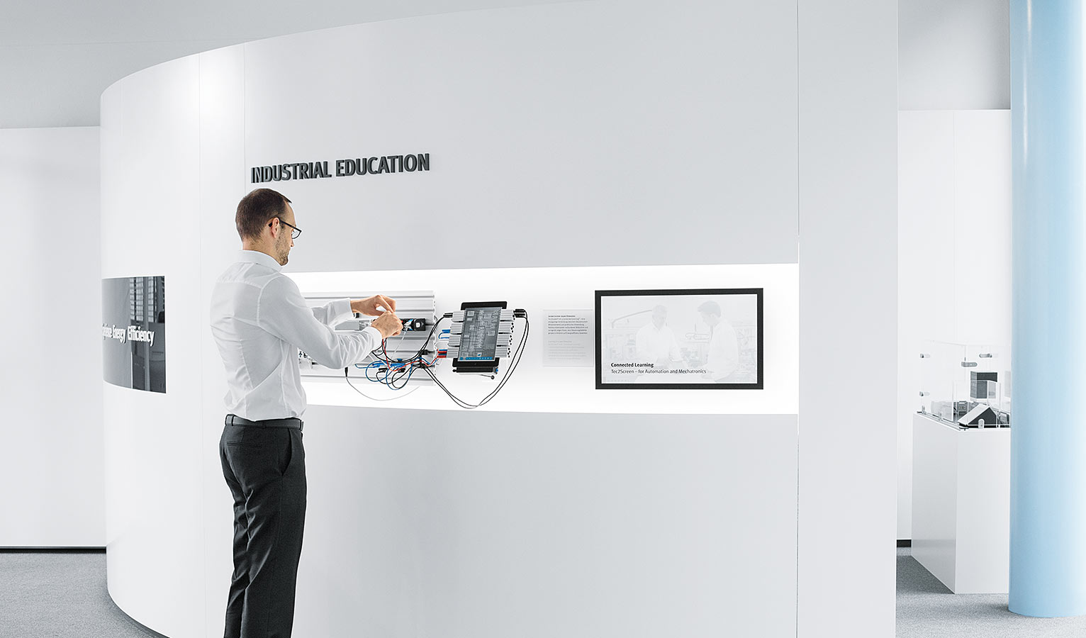 Tec2Screen®系统在虚拟与现实应用之间建立起逻辑连接,并实现了直观学习。