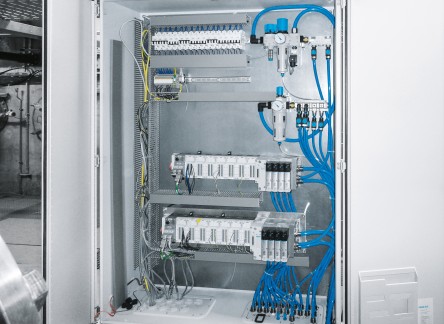 Control cabinet for the control of the pneumatic actuators