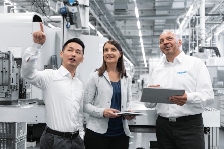 Festo AX Solutions：两名男士和一名女士在生产车间手持平板电脑