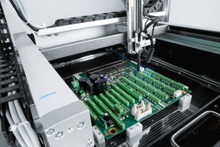 Mini handling system EXCM in action at Visatronic
