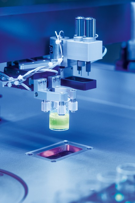 Precise pipetting processes: thanks to compact handling gantries with electric axes from Festo.