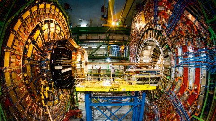 壮观：21 米长，直径 15 米，重 12,500 吨 — CMS 探测器每秒测量高达 4000 万次。