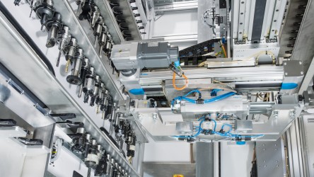 Festo 的集成自动化解决方案缩短了设备安装时间，可用于装卸工件以及换刀装置