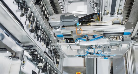 减少了安装时间：Festo 的集成自动化解决方案用于装卸工件以及换刀装置。