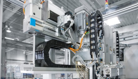 The dual gripper/rotary unit consists of axes EGC, the pneumatic semi-rotary drive DRRD and the heavy-duty tool gripper HGPT.