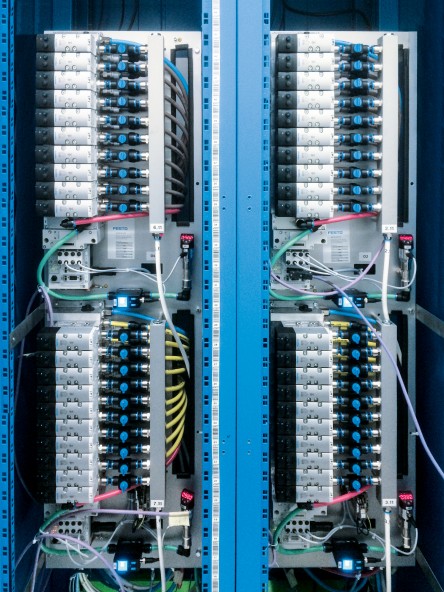Reversible installation: the valve terminal VTSA routes the air flows from around 100 measuring stations to the analytical devices by means of a vacuum.
