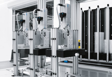 识别、运输、清洗和提取：Festo 组件在该过程的所有阶段都发挥着重要功能。