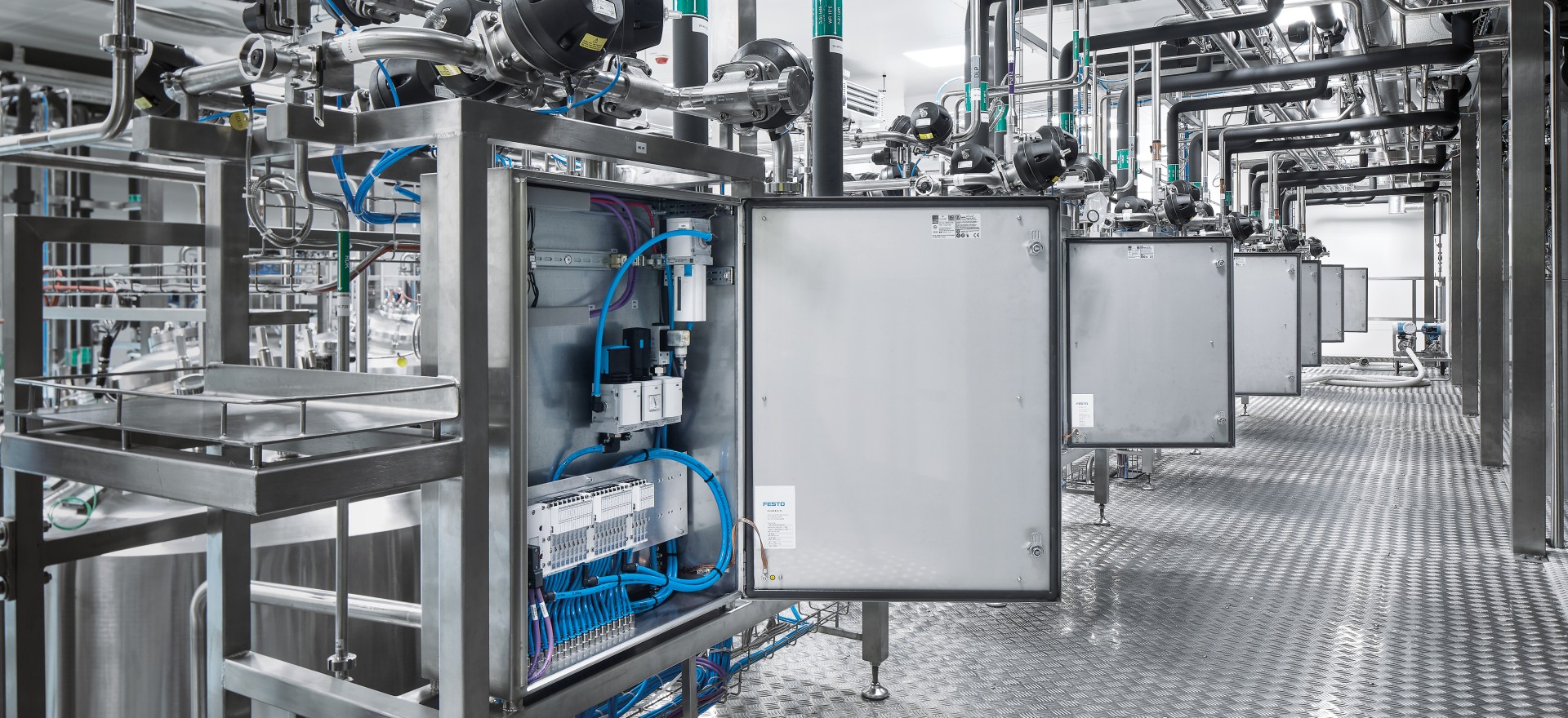 Festo 的标准自动化产品简化了 Biotest AG 新建大型工厂的安装和维护工作。