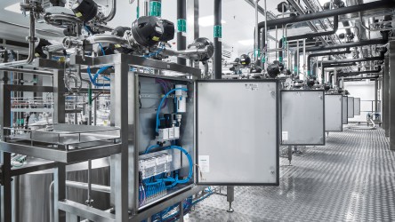 Festo 的标准自动化产品简化了 Biotest AG 新建大型工厂的安装和维护工作。