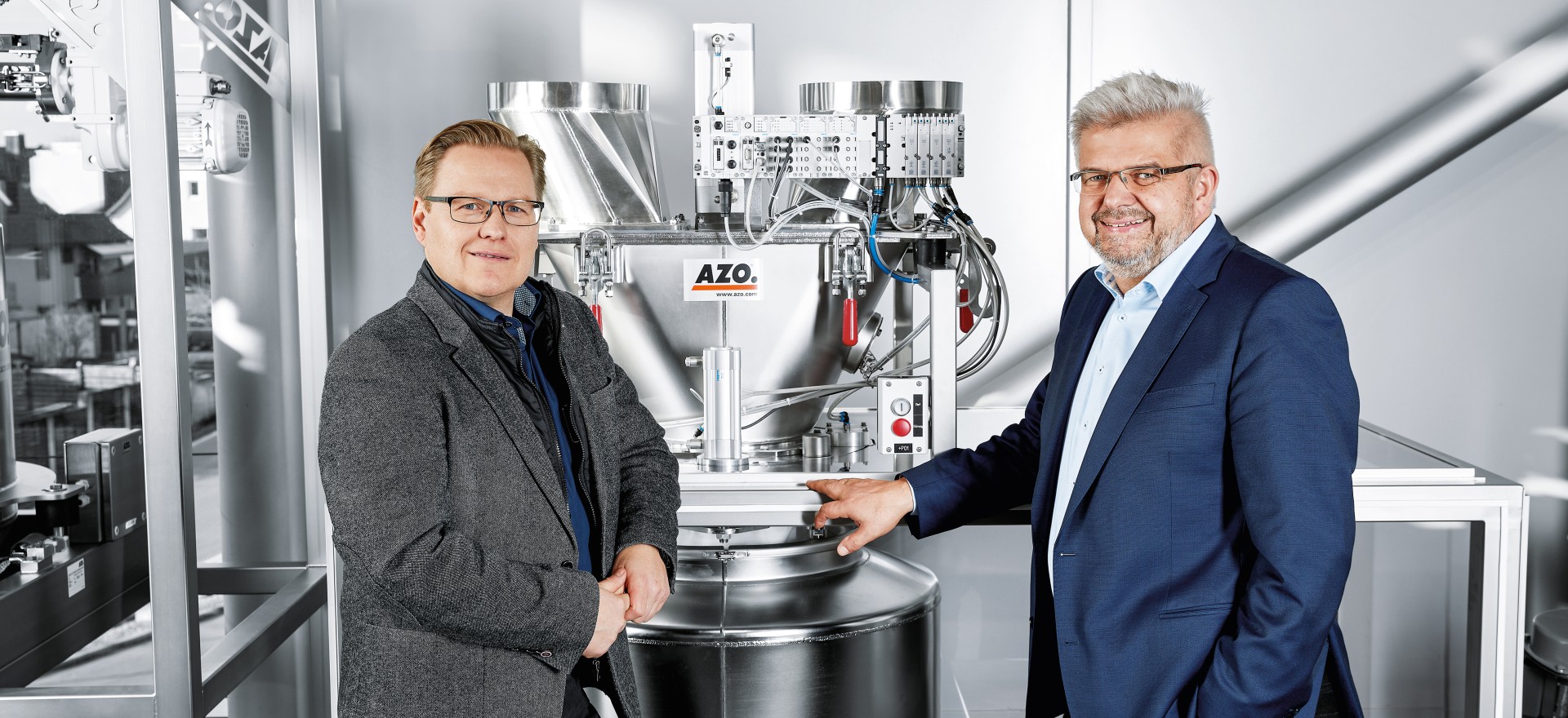 开发负责人 Frank Pahl（AZO；右侧）和过程行业销售工程师 Thomas Stumpf（Festo）