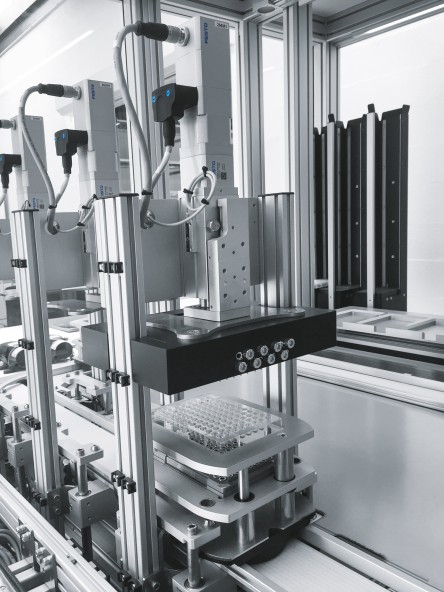 DNA extraction machine Synchron Lab