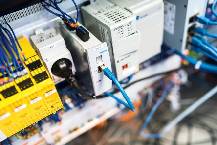 控制器 CMMO 控制通过 IO-Link® 连接的电缸 EPCO。