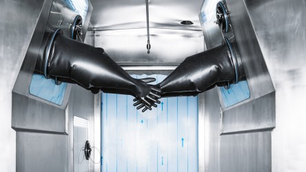 Cleaning systems for the pharmaceutical industry: gloves in a vessel-opening chamber