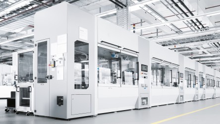 Valves are automatically assembled in the production cells of the large modular lines.
