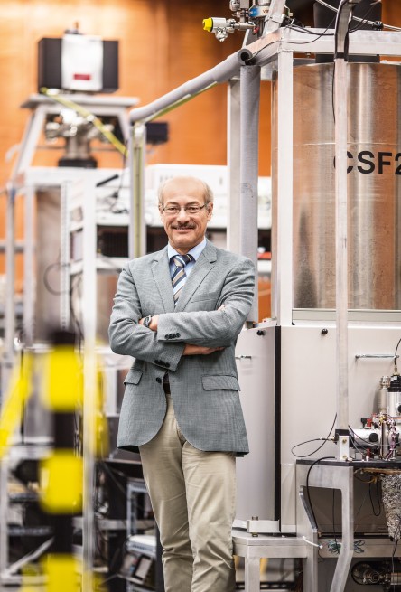 Joachim H. Ullrich 博士教授和 PTB 两个最精确的时钟 CSF1 和 CSF2。