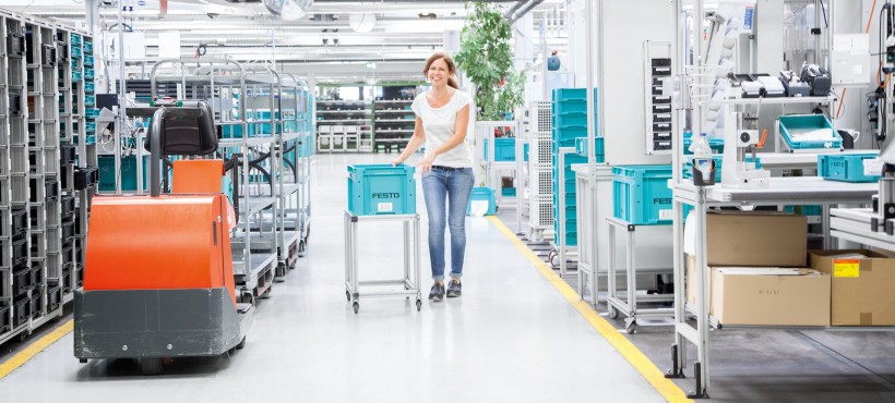 Industry 4.0 technologies: a worker in a logistics warehouse