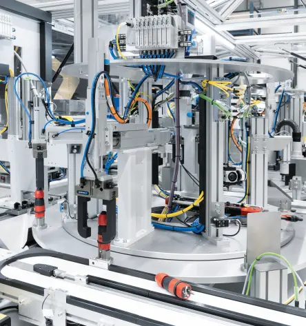 这套解决方案的核心构件之一，是 Festo 提供的集成式 MCS 系统（模块化输送系统）