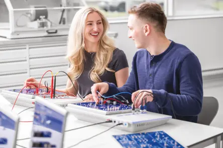 学员在 Electeo 学习解决方案中快乐工作