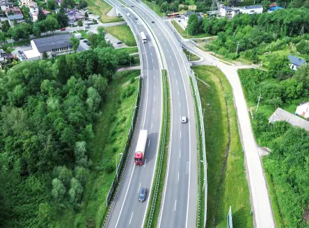 鸟瞰在高速公路上飞驰的白色货车