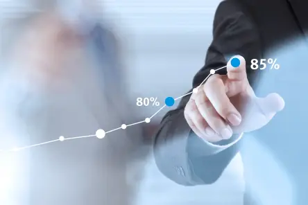 运营经理正在强调 OEE 数据持续提升