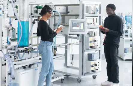 学员正在接受实操培训，使用 Festo 技术优化工业过程自动化。