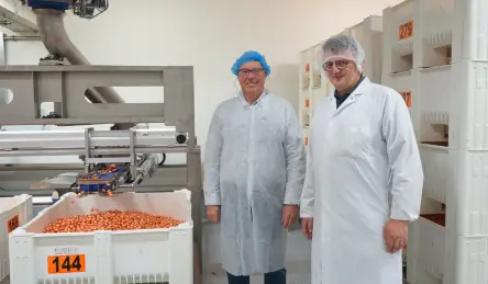 Bob Aerts（Mondelez 工程设计部门）与 Johan De Pauw（Festo 销售工程师）在新的混合生产线上。