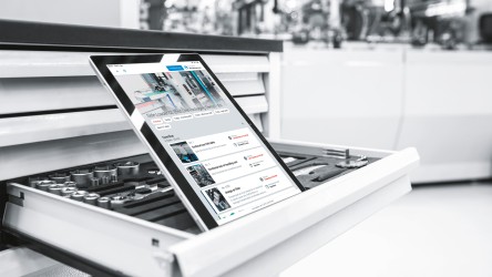 Festo AX Smartenance: efficient maintenance management with a tablet with CMMS software