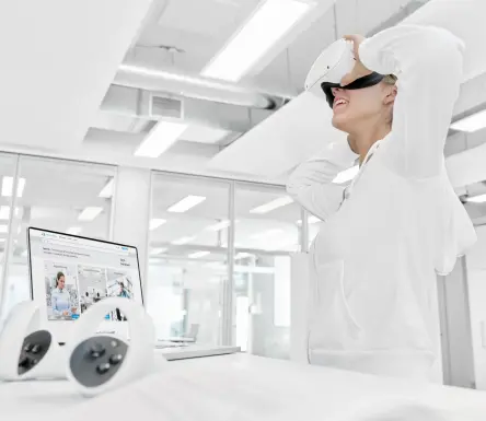在明亮的培训空间中，使用者正在调节 VR 头显，准备开始使用 3D 气动仿真软件进行沉浸式学习。